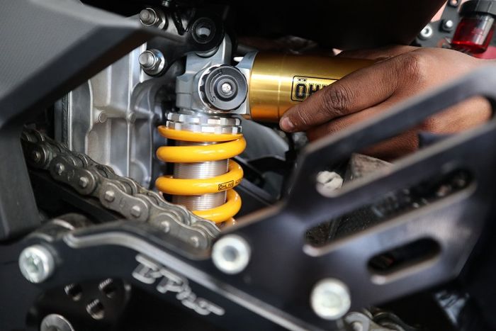 Copot sokbreker standar Ninja. Pasang sok Ohlins CBR250RR pada bagian atas terlebih dahulu 