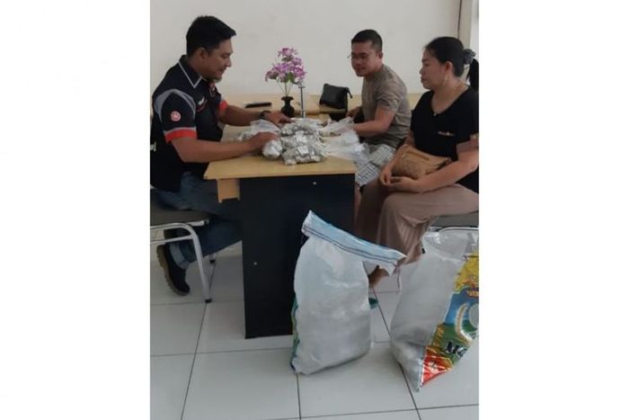 Pihak diler menghitung uang koin yang digunakan untuk membeli Nmax 