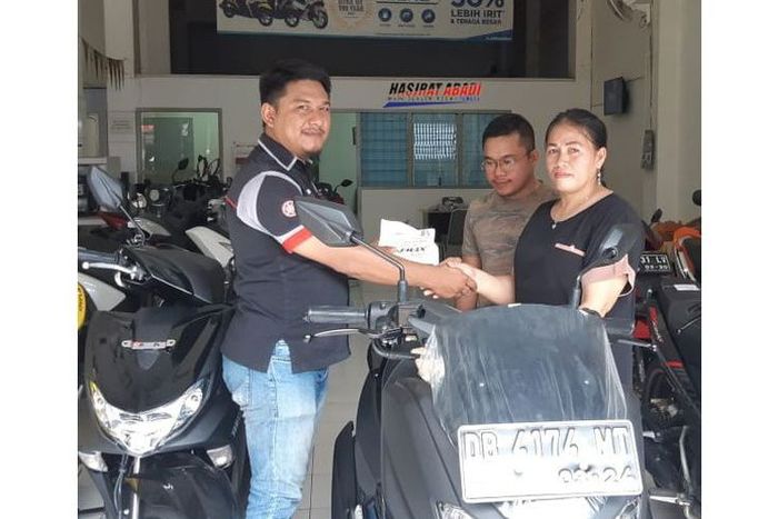 Pihak diler menghitung uang koin yang digunakan untuk membeli Nmax 