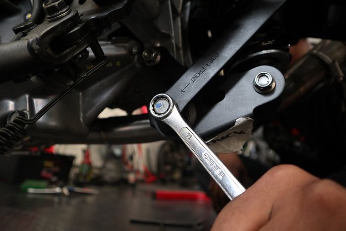 link bagian bawahnya juga, terbuat dari besi dengan ukuran yang sudah presisi baik ke sok Ohlins CBR250RR maupun ke link Ninja 250