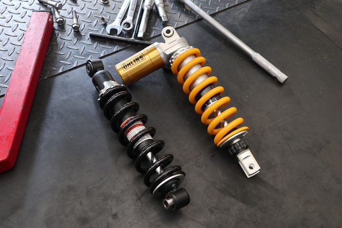 Ohlins milik CBR250RR memiliki perbedaan pada dudukan bagian bawahnya