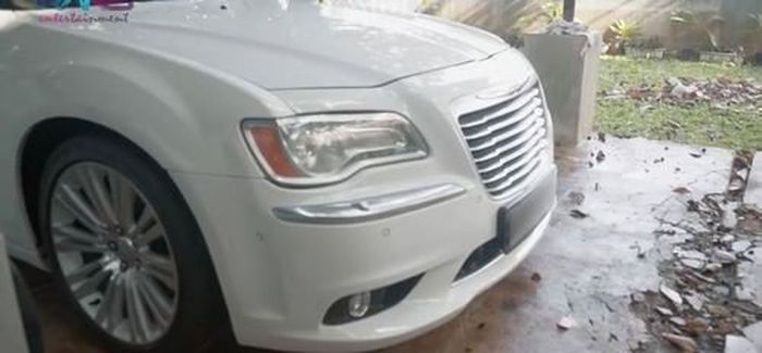 Chrysler 300C warna putih milik ibu Raffi Ahmad, Amy Qanita