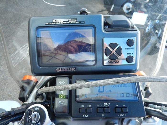 Panel instrumen Suzuki DR250 Djebel sudah full digital dengan fitur GPS super besar bawaan pabrik!