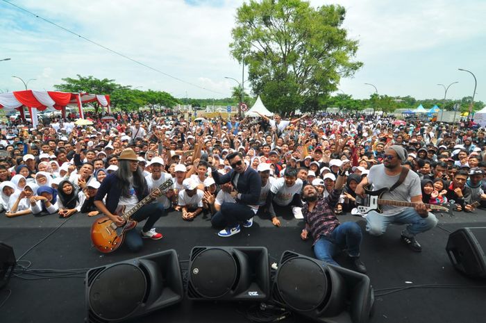 Hiburan yang dimeriahkan Band Naif pada kegiatan Milenial Road Safety Festival di Bogor