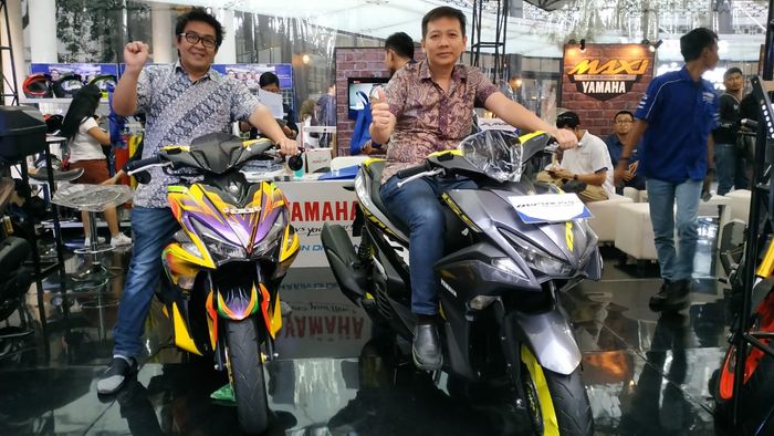 Anton (kiri), datang bawa motor lama, pulang bawa yang baru