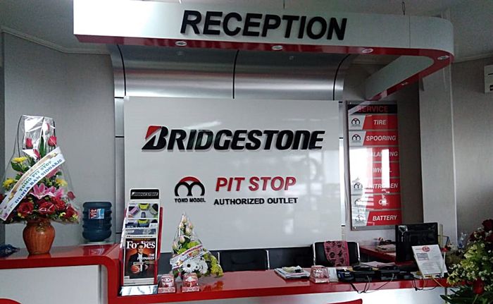 Tersedia meja konsultasi dengan product specialist Bridgestone