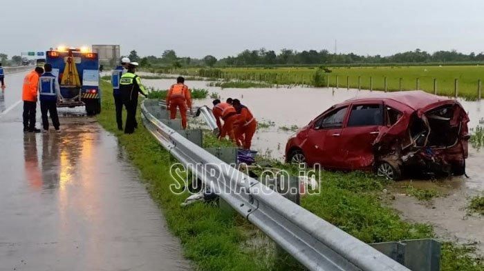 Suzuki Ertiga (T 1019 H) yang tergelincir hingga menabrak guardrail dan keluar jalur di tol Madiun-Nganjuk, Kamis (7/3/2019)