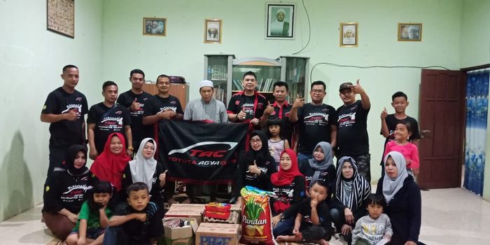 Santunan kepada anak yatim oleh Komunitas mobil Toyota Agya Club (TAC) Kalimantan Selatan