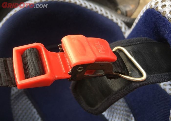 Model pengait helm Micro Metric Buckle