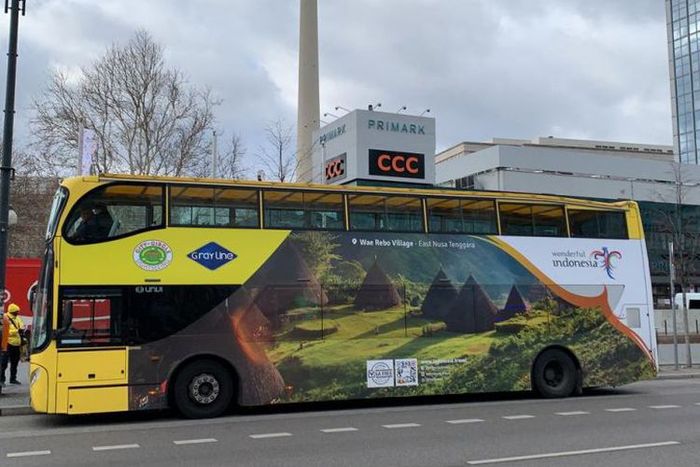 Bus Wonderful Indonesia dengan pemandangan Desa Wae Rebo NTT beroperasi di Berlin, Jerman.