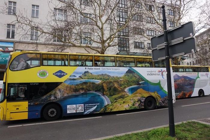Bus Wonderful Indonesia dengan balutan foto Pulau Padar NTT beroperasi di Berlin, Jerman.