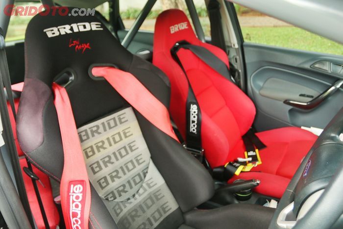 Cukup pasang Jok bagian depan saja, bucket seat dan semi bucket seat