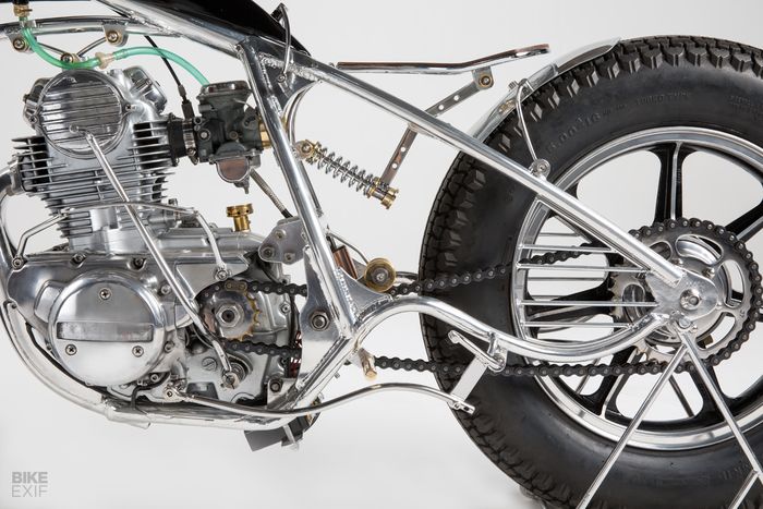 Meski rangkanya rigid, joknya pakai suspensi dong