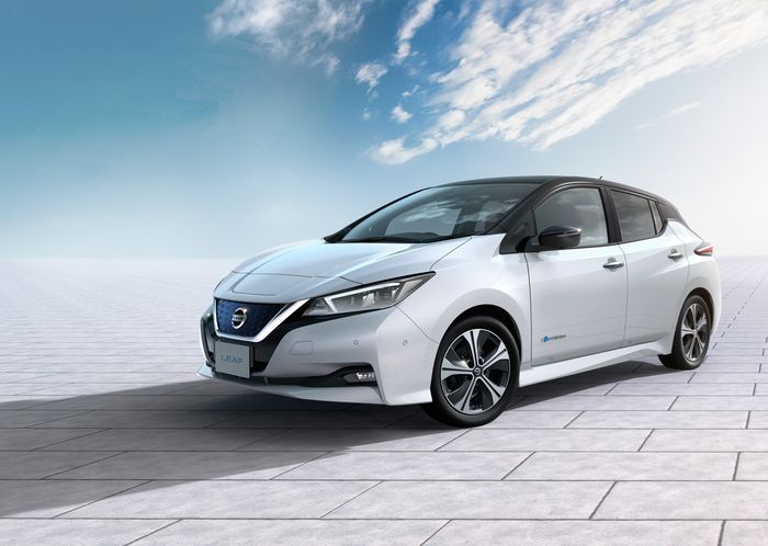 Nissan mengklaim LEAF sebagai mobil listrik pertama terlaris di dunia, dengan mencapai 400.000 unit penjualan.