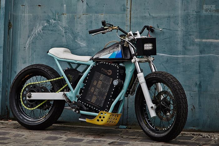 Tempat mesin bensinnya penuh sama baterai