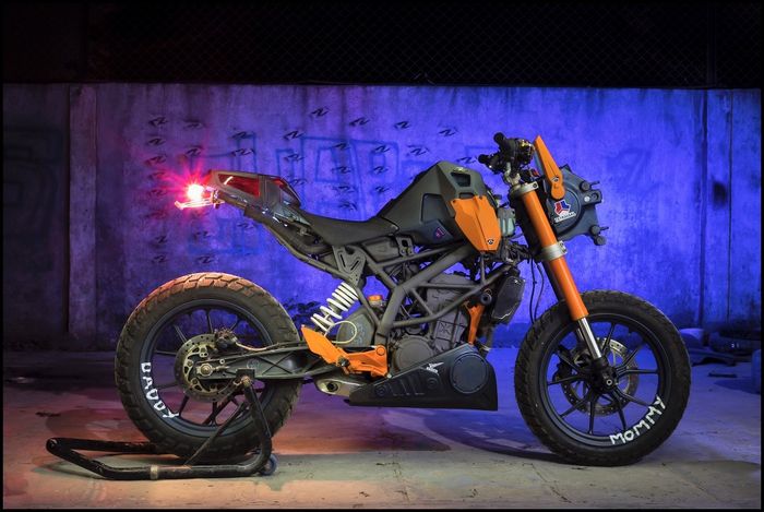 Tampilannya tetap macho meski bodi KTM Duke 200 sudah dipreteli