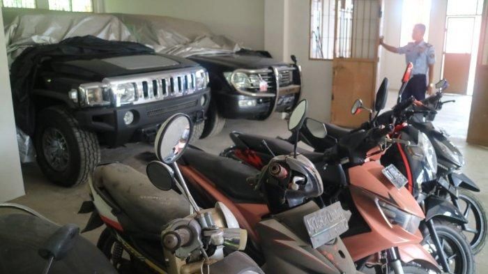 Meski ada yang berdebu, namun kondisi kendaraan yang berada di dalam ruangan masih cukup baik