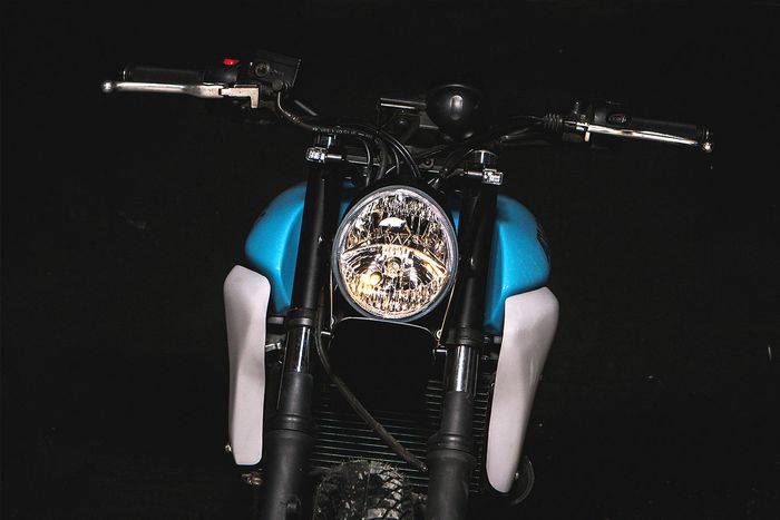 Lampu depan diganti dengan milik Harley-Davidson V-Rod
