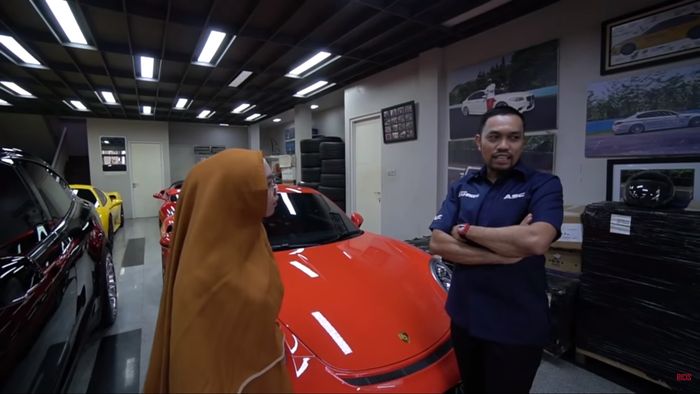 Ahmad Sahroni beriri di depan mobil-mobilnya