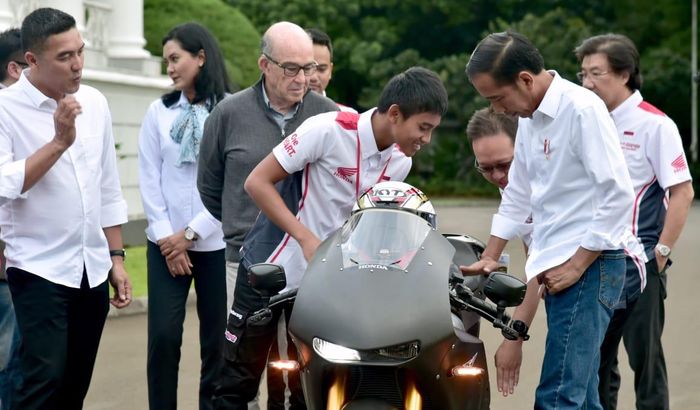 Presiden Jokowi antusias melihat Honda RC213V-S yang merupakan motor MotoGP versi jalan raya