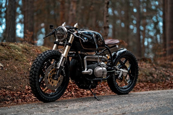 Unsur cafe racer ada pada bodi-bodinya, sementara scrambler dari kaki-kakinya