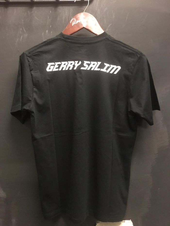 Tampak belakang T-shirt Gerry Salim 