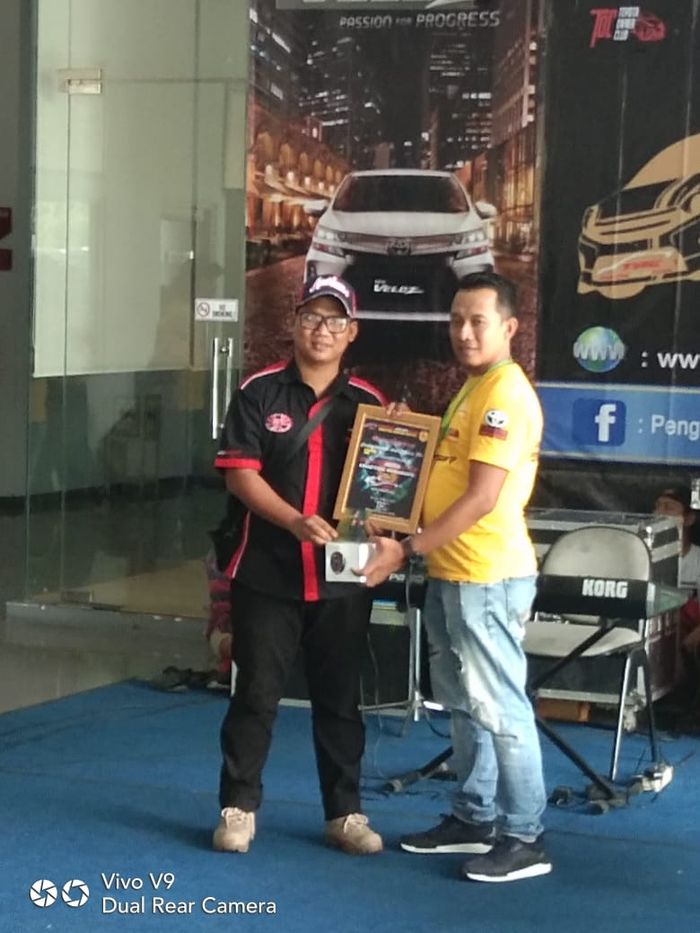 Penyerahan kepengurusan baru saat Toyota Agya Club (TAC) Chapter Surabaya Raya menggelar  Anniversary ke-2.