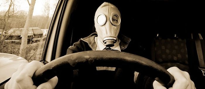 ilustrasi mengendarai mobil di tengah gas air mata