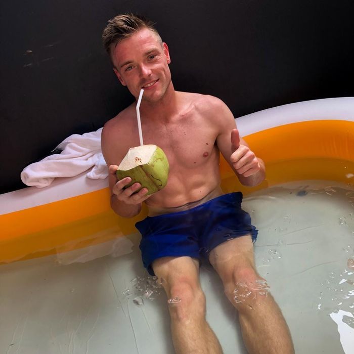 Alex Lowes berendam sembari minum air kelapa untuk bantu kembalikan cairan tubuh