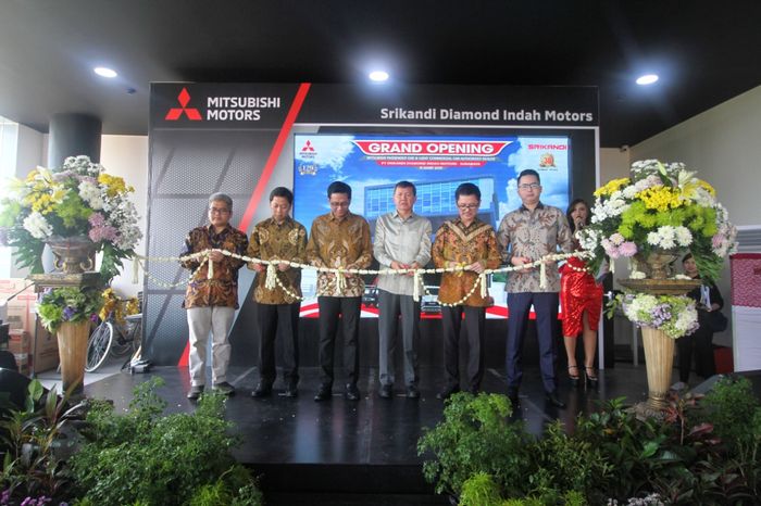(Ki-Ka) Setia Haryadi &ndash; Head of Dealer Development Dept. PT MMKSI; Amirrudin &ndash; Head of Sales &amp; Marketing Regional 2 Department PT MMKSI; Irwan Kuncoro -  Director of Sales &amp; Marketing Division PT MMKSI; Hokwirman Bachtiar &ndash; President Director PT Srikandi Diamond Indah Motors; Wandy Koerniady &ndash; Director PT Srikandi Diamond Indah Motors; Billy Thomas &ndash; Pemimpin Wilayah &ndash; PT Srikandi Diamond Indah Motors.