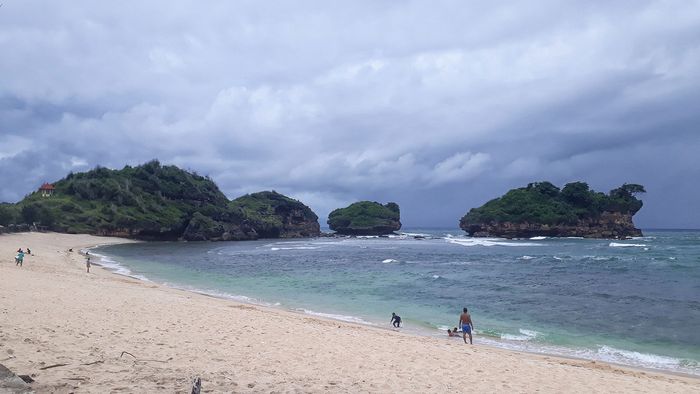 Biar mendung, tapi melihat pasir putih dan warna air di Pantai Watu Karung ini jadi kepingin banget main air!