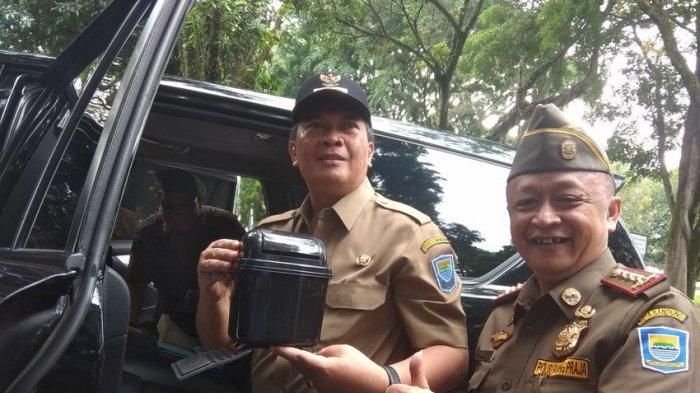 Pemeriksaan pun tak terkecuali bagi mobil Wali Kota Bandung Oded M Danial dan wakilnya Yana Mulyana.