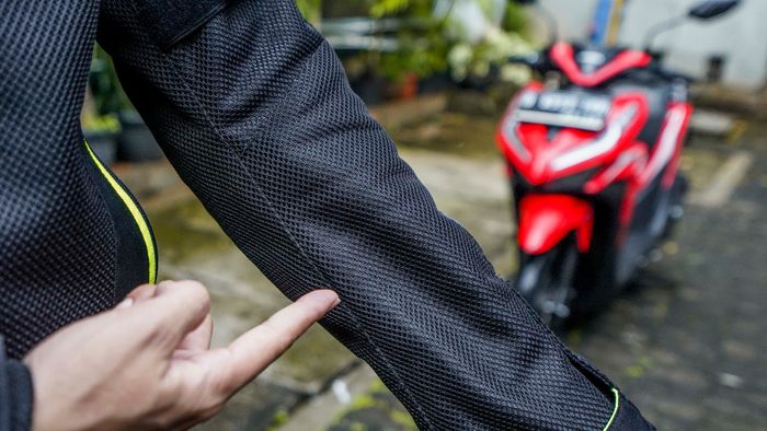 Gunakan jaket berbahan mesh agar tidak gerah