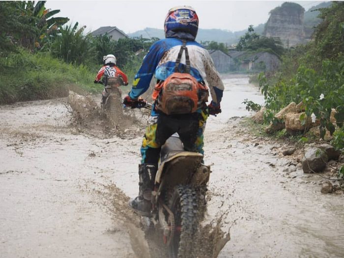 Jalan bebatuan dan kubangan air bukan halangan untuk Kawasaki KLX