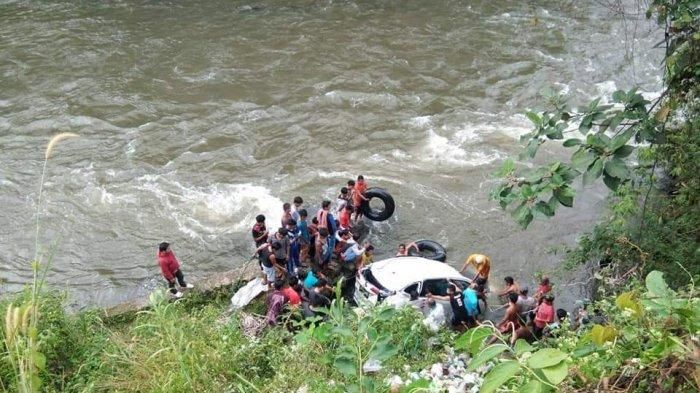 Kondisi evakuasi Daihatsu Sigra dari dasar sungai Batang Merangin, Jambi