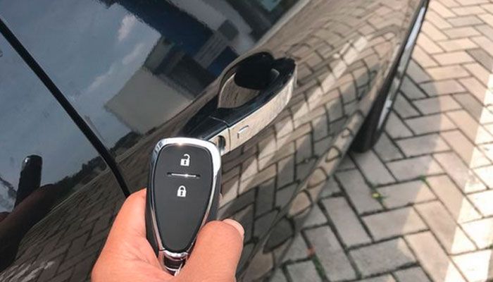 Jangan lupa kunci pintu mobil, saat keluar ngecek ban