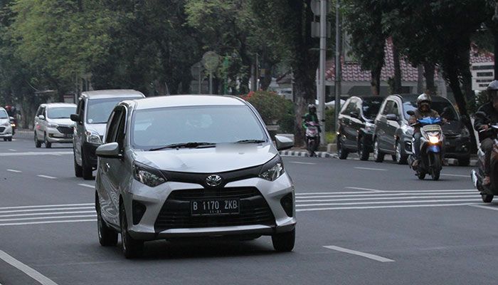 Saat berkendara, kenali ciri-ciri ban mobil kempes