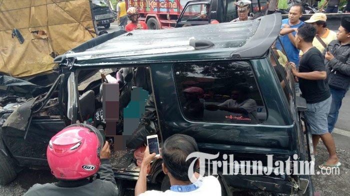 Isuzu Panther sosor pantat truk hingga ringsek di kolong pantat truk