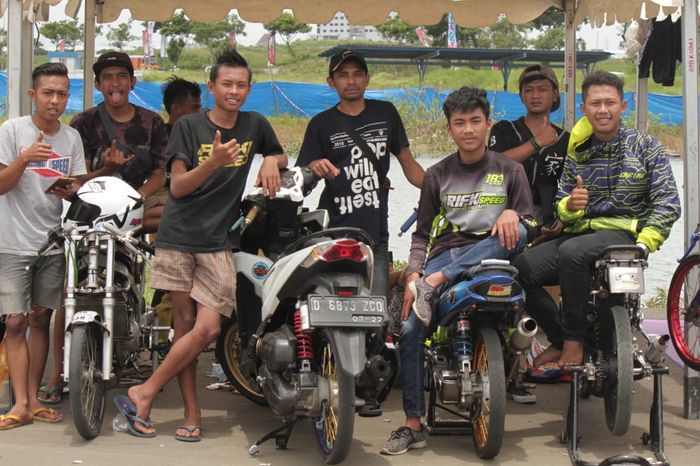 Para punggawa Rifky Speed Racing Team yang bermarkas di Pangalengan