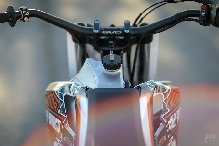 Tangkinya ada di sebelah kiri rangka, jadi bagian depannya terlihat lebih simpel