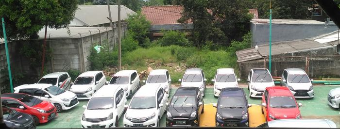 Puluhan mobil Toyota Agya TAC Bekasi yang terparkir menghadiri acara MusChap kali ini