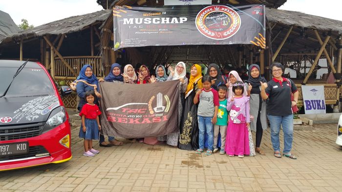 Foto bersama istri dan anak dari para member TAC Bekasi