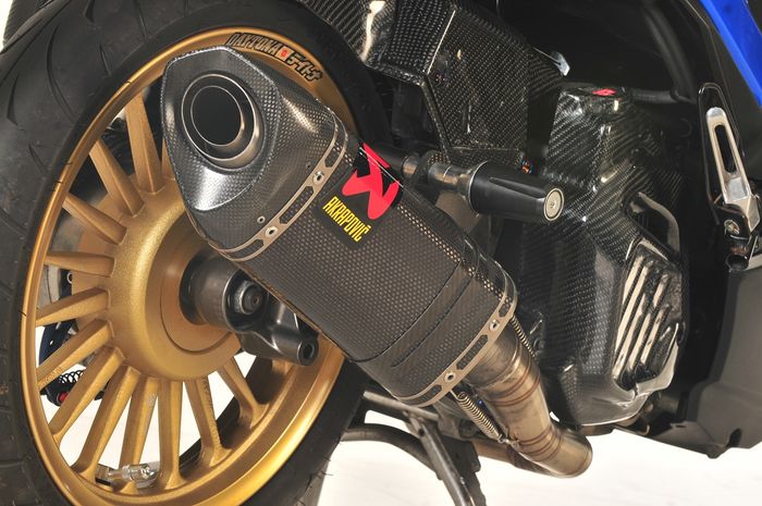 Knalpot pakai silencer Akrapovic untuk CBR250RR