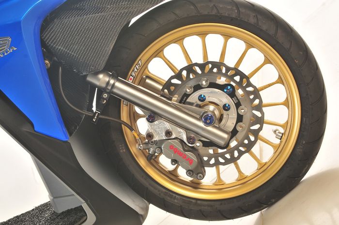 Kaliper rem depan pakai Brembo, posisinya jadi pindah ke Kanan