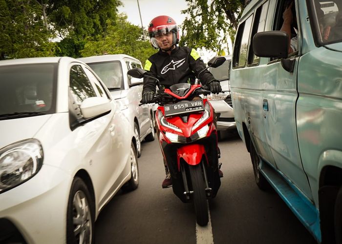 Honda Vario 125 sangat lincah menembus kemacetan