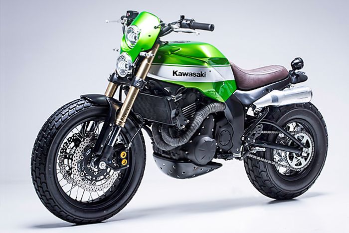 Kaki-kakinya kekar banget pakai ban gambot