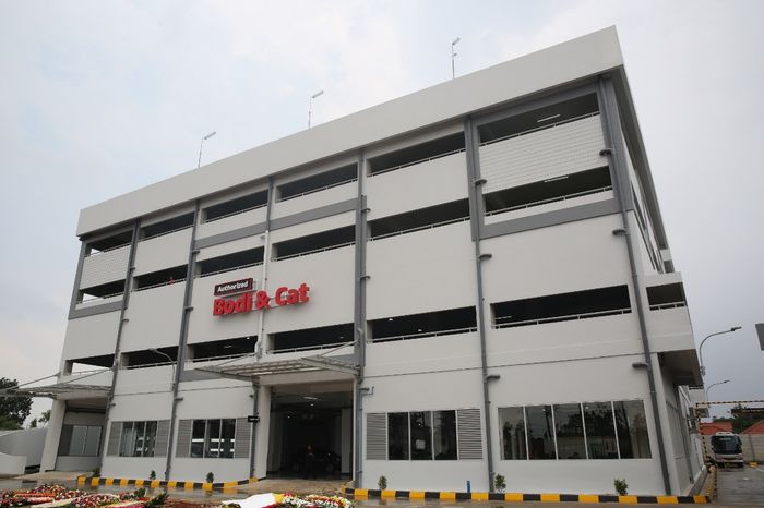 Salah satu bangunan yang diperuntukan untuk fasilitas servis dan authorized Bodi &amp; Cat.
