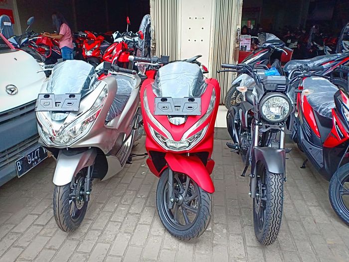 Honda PCX di dealer MPM Pinang Tangerang stoknya hanya 2. Itupun sudah jadi milik konsumen