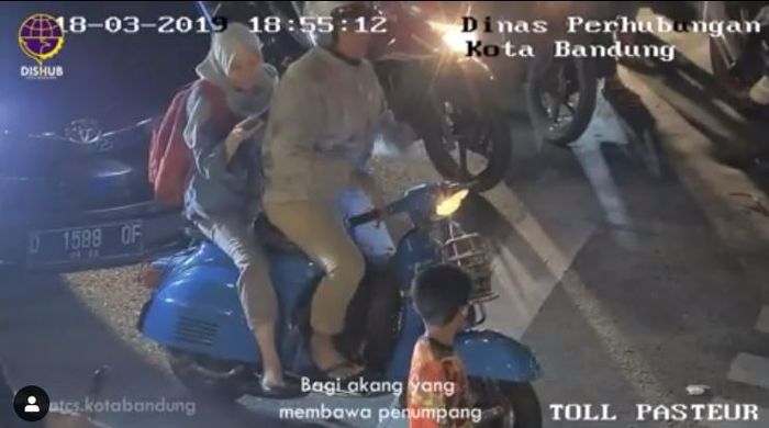 Usai mundur dari atas zebra cross, pengendara Vespa masih mendapat teguran dari Dishub kota Bandung