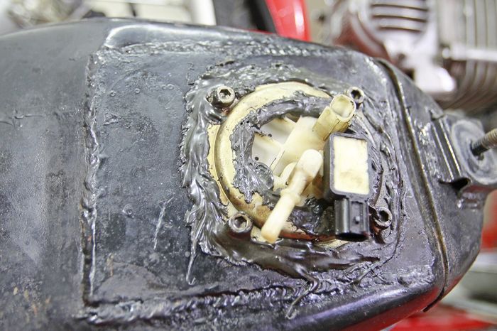 Pemberian lem pada fuel pump motor yang bocor sifatnya hanya sementara